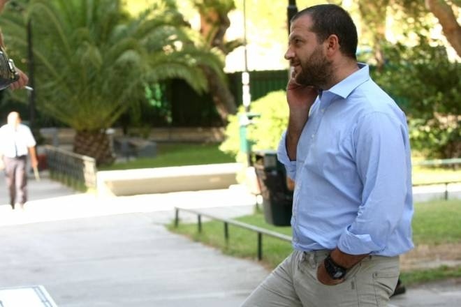 Δίνει τα χέρια με «Petit Chateau»