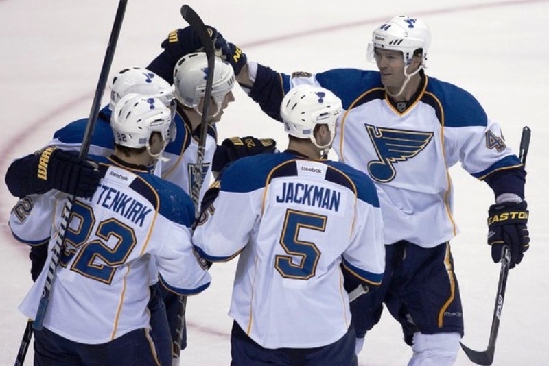 Με 32 saves του Elliot οι Μπλους