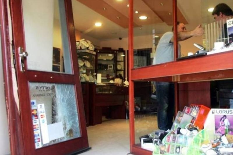 «Μπούκαραν» σε κοσμηματοπωλείο με αυτοκίνητο