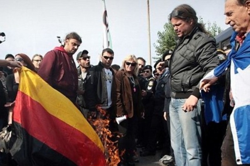 Daily Mail: Οι Έλληνες έκαψαν τη σημαία της Γερμανίας (pics)