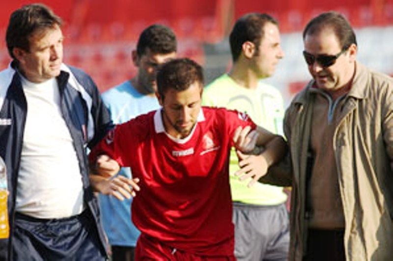 Ρήξη χιαστών ο Κόντος