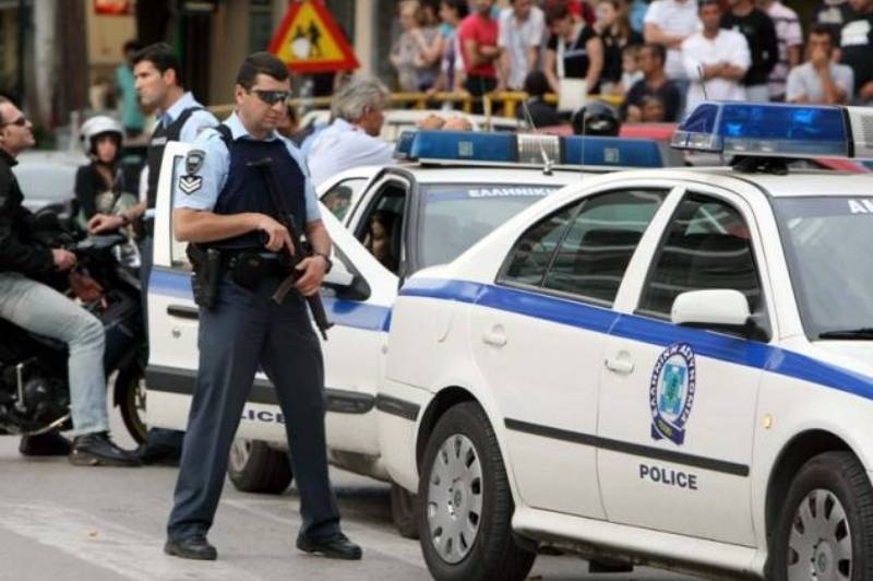Άντρας απειλεί να ανατιναχτεί στην Παλαιά Βουλή