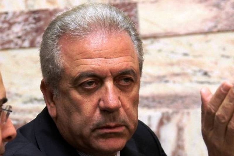 Ο Αβραμόπουλος καταδικάζει τον ύμνο της Χούντας στη Σχολή Ευελπίδων