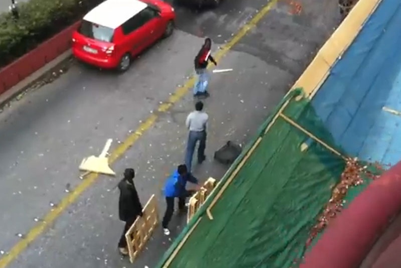 Αστυνομικοί δέχονται επίθεση από λαθρομετανάστες (video)