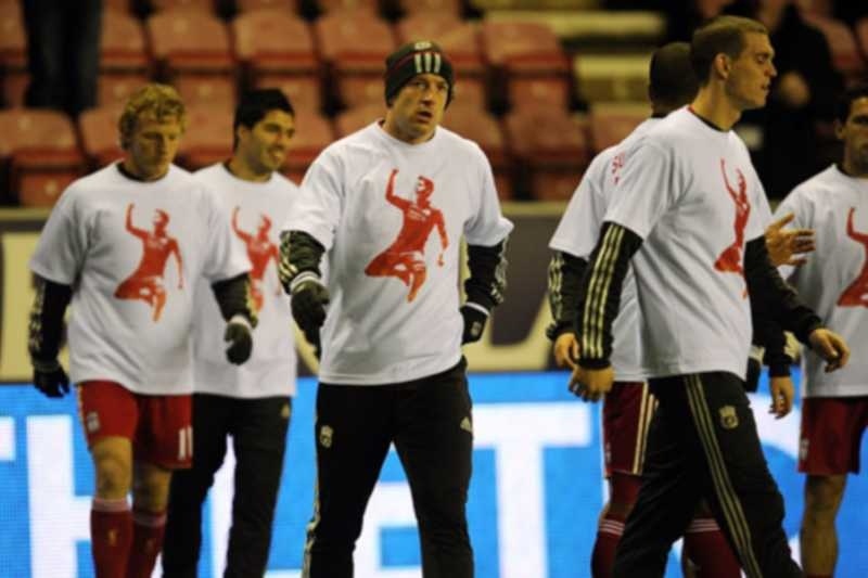 Φανελάκια... συμπαράστασης για τον Σουάρεζ