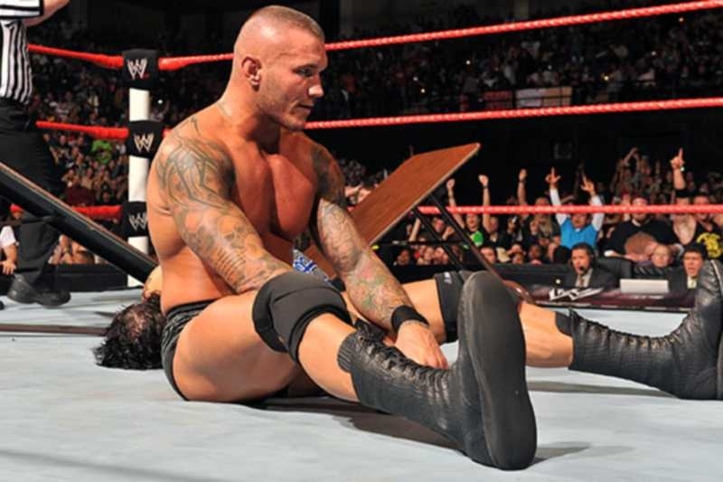 Πλακώθηκαν στο δρόμο Orton και Barrett