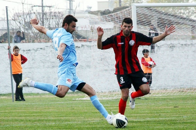 Στα «βυσσινί» κι επίσημα ο Καούνος