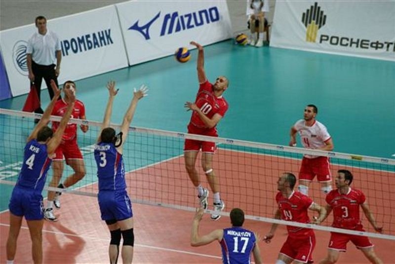 Τον Βούλγαρο Μπράτοεφ κοιτάζει ο Καλμαζίδης