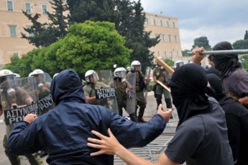 Τραυματίστηκε αστυνομικός στο Σύνταγμα