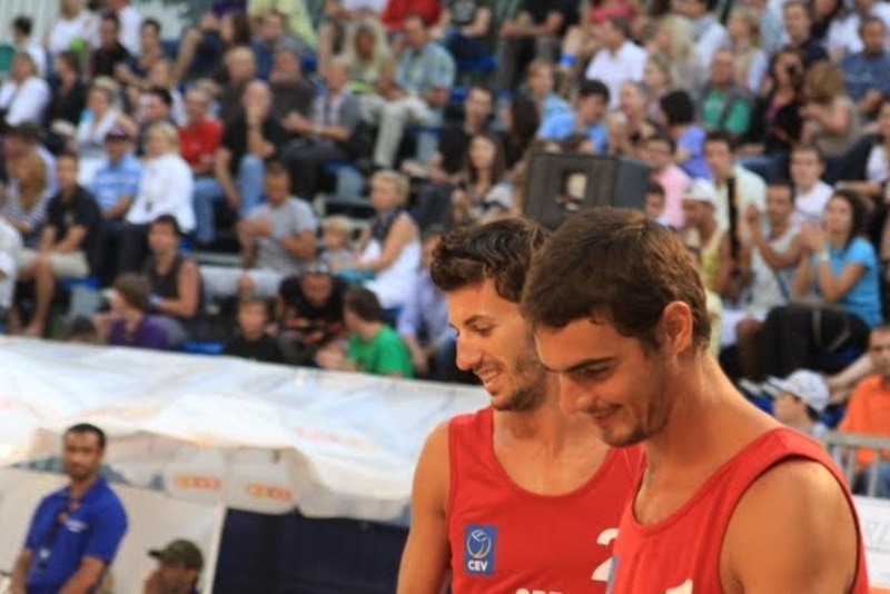Αποχωρούν κι άλλοι...