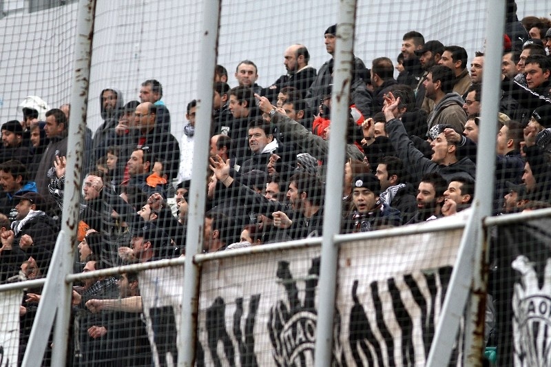 Ντου από τους οπαδούς του ΠΑΟΚ και συνθήματα κατά Ζαγοράκη