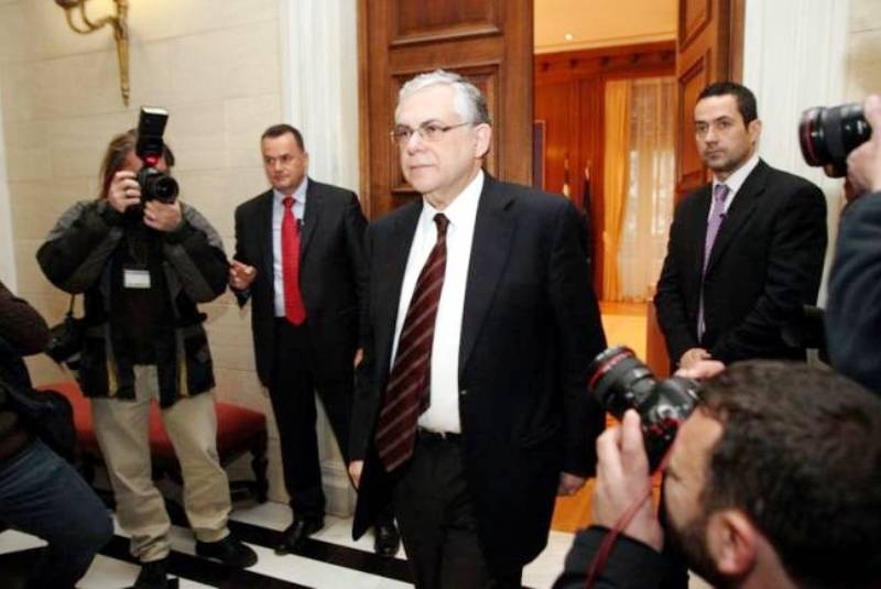 Ο Παπαδήμος δείχνει «μαχαίρι» σε μισθούς και συντάξεις