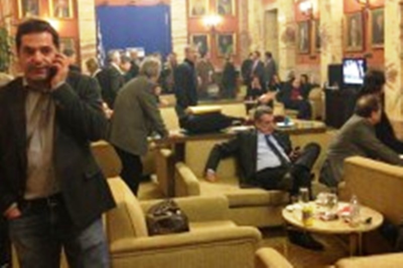 Η χώρα πωλείται και οι βουλευτές έβλεπαν το Παναθηναϊκός - Ξάνθη!