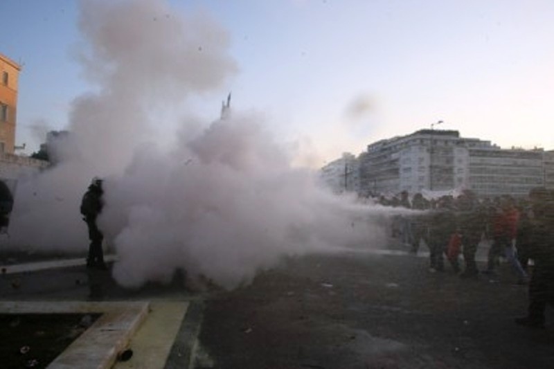 Παλαμάκια στον Θεοδωράκη και Γλέζο καθώς τους πάνε στο νοσοκομείο