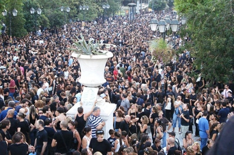 Χιλιάδες στο Σύνταγμα