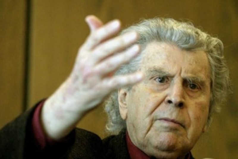 Στο ιατρείο της Βουλής Μίκης Θεοδωράκης και Μανώλης Γλέζος