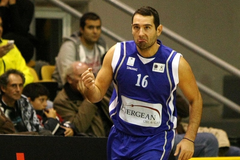 «Όχι» Καραποστόλου σε Εστουδιάντες