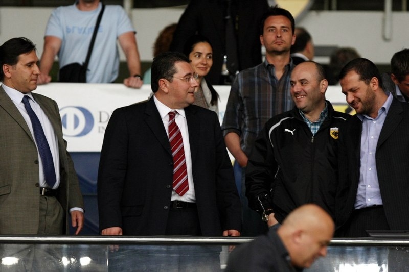 Καρφάκι δεν τους καίγεται