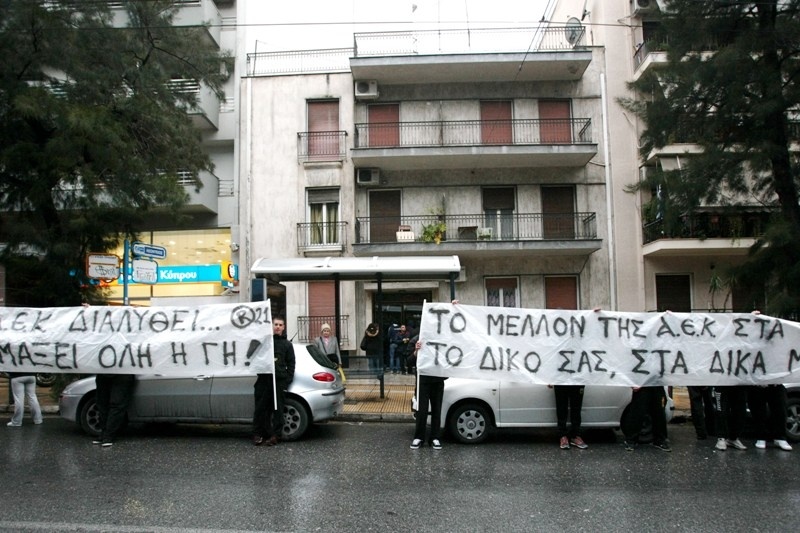 «Ντου» στα γραφεία του Κανελλόπουλου από οπαδούς της ΑΕΚ (photos)