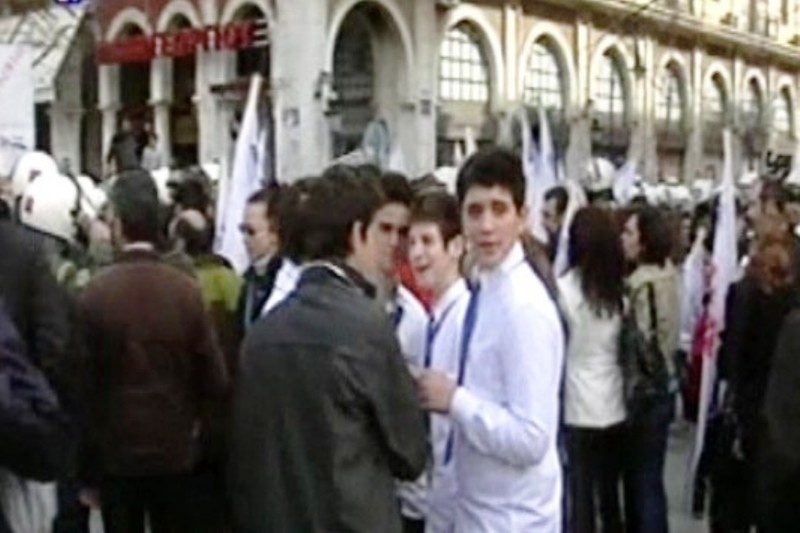 Μούντζα μαθητών σε επίσημους στα Ιωάννινα (video)