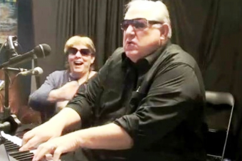 «Τρελοπαππούδες» ροκάρουν για τον εγγονό