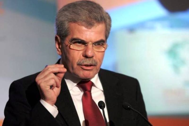 Επίθεση με... πατερίτσα σε πρώην υπουργό!