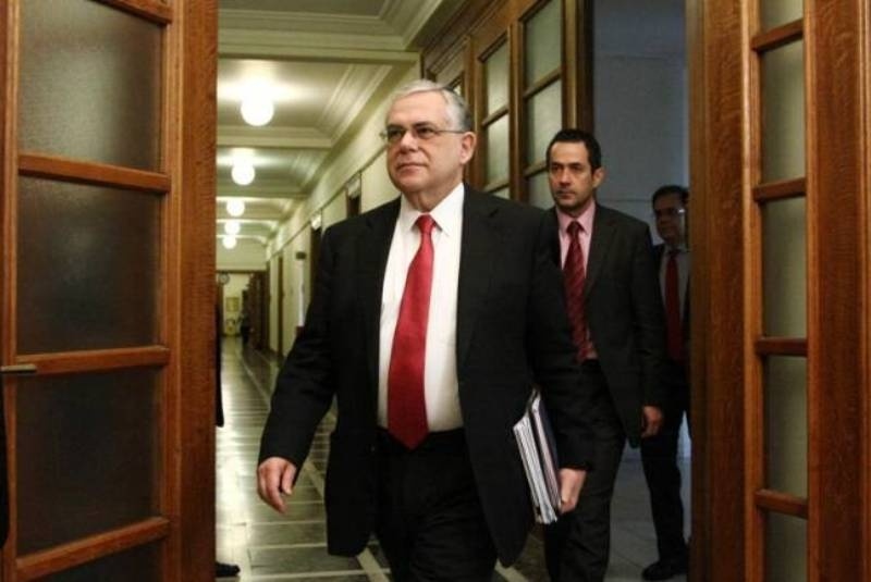 Προς ψήφιση από τη Βουλή η μείωση του κατώτατου μισθού