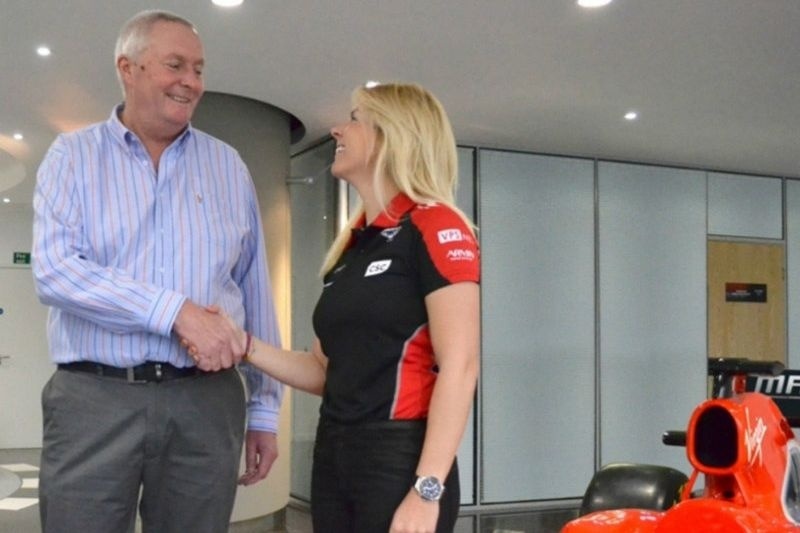 Μια γυναίκα στο… βολάν!