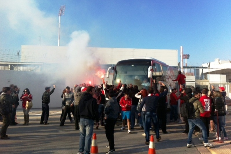 «Ντόπες» στου Ρέντη από 1.000 οπαδούς του Ολυμπιακού! (video+photos)