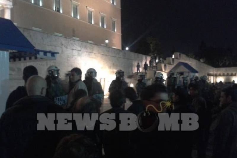 Επεισόδια στο Σύνταγμα μεταξύ ΜΑΤ και διαδηλωτών!