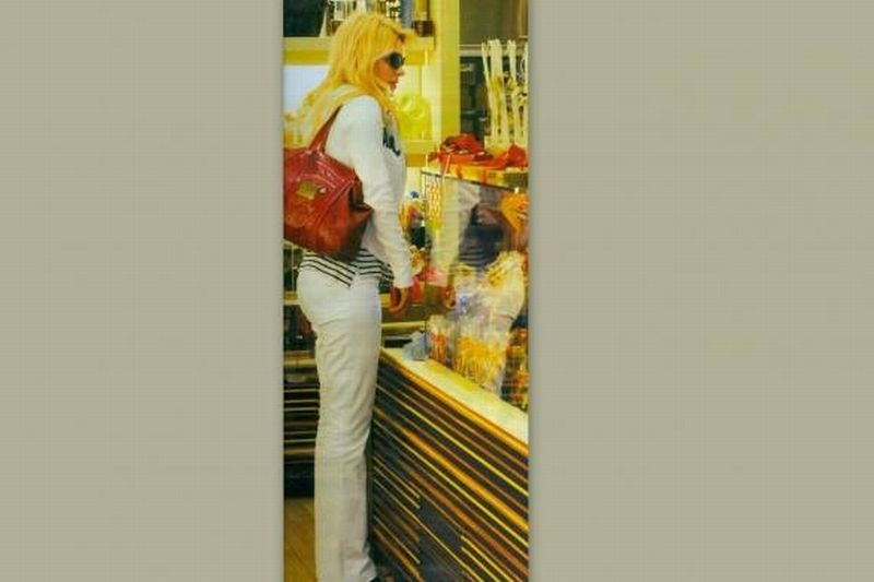 Ελένη Μενεγάκη: Διαλέγει λαμπάδα για το βαφτιστήρι της
