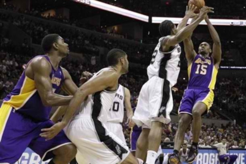 Τριάντα ριμπάουντ του Μπάινουμ στο Σαν Αντόνιο