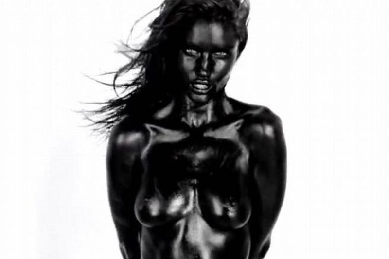 Η Rosie Huntington Whiteley σέξι και... μαύρη!