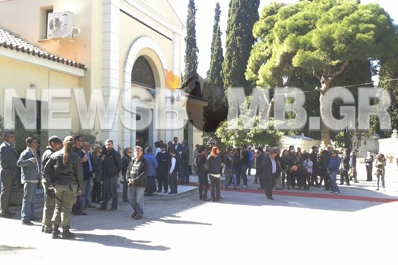Πλήθος κόσμου αποχαιρετά τον Δημήτρη Μητροπάνο