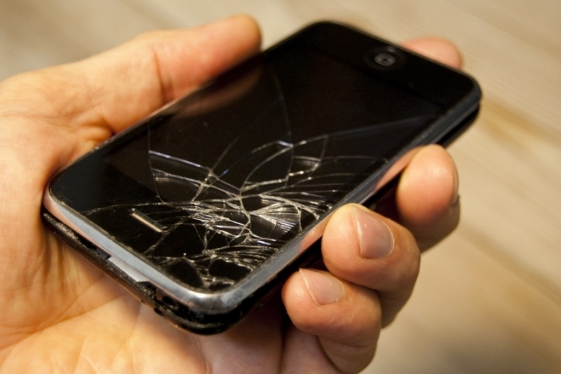 Προστάτευσε το κινητό σου ακόμα και από χτύπημα με σφυρί!