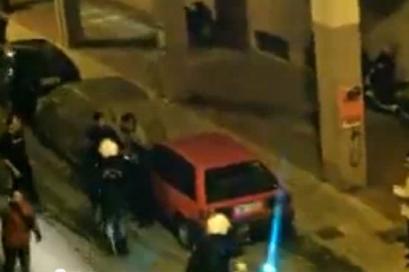 Ομάδα ΔΙΑΣ χτυπά άγρια μετανάστη (video)