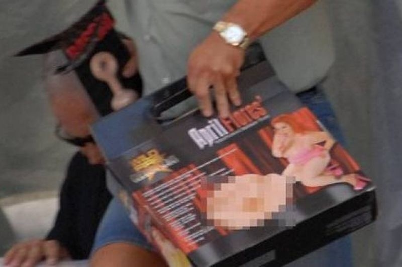 Διάσημος ηθοποιός με προμήθεια από sex shop στα χέρια