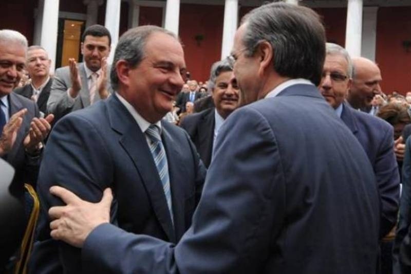Έδωσαν τα… χέρια Σαμαράς-Καραμανλής