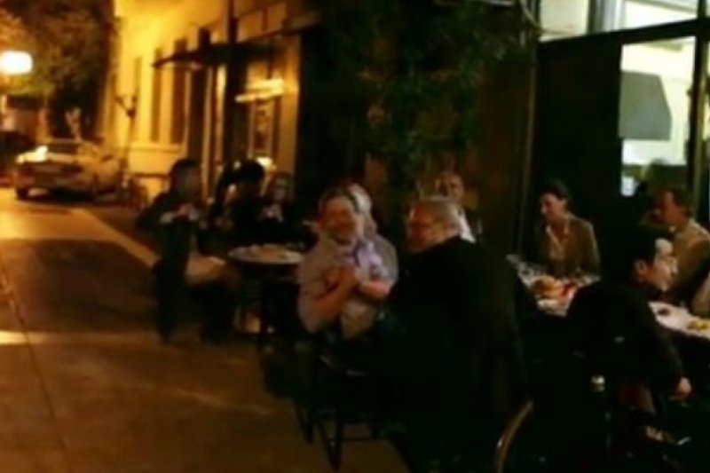 Πολιτική… καντάδα στον Γερουλάνο! (video)