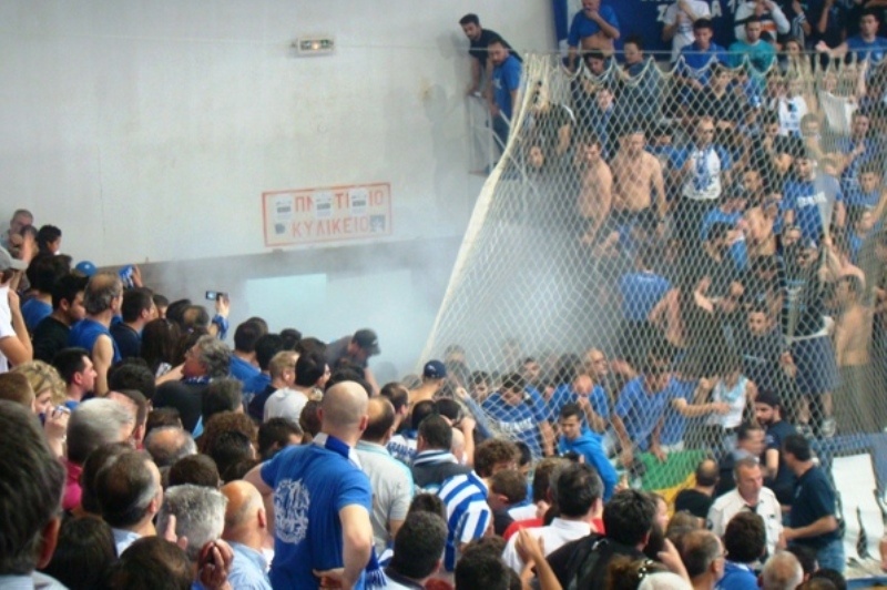 Καθυστερεί ο τελικός Ηρακλή – Φοίνικα λόγω χημικών (video)