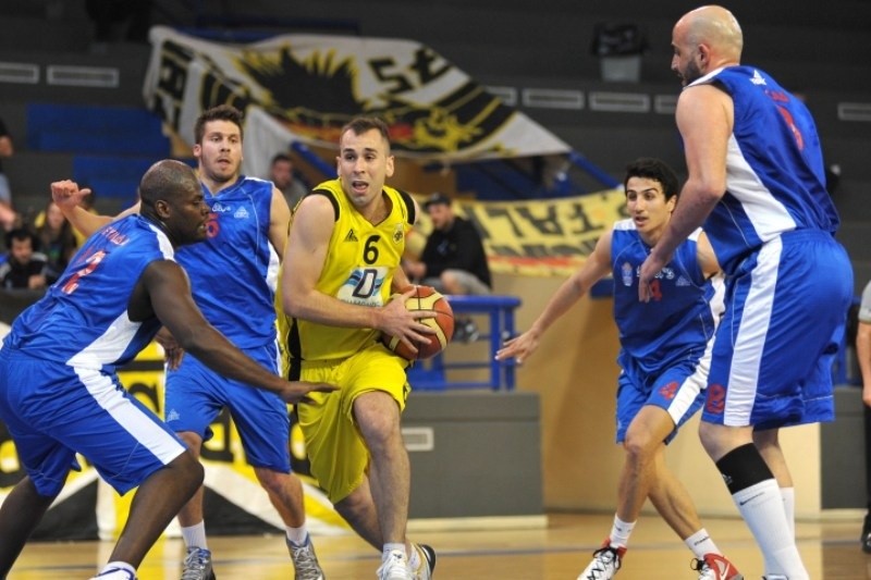 «Ζωντανή» για 3άδα η ΑΕΚ