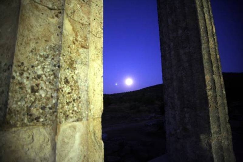 Στις κάλπες με… πανσέληνο και «σβήσιμο» αστεριών