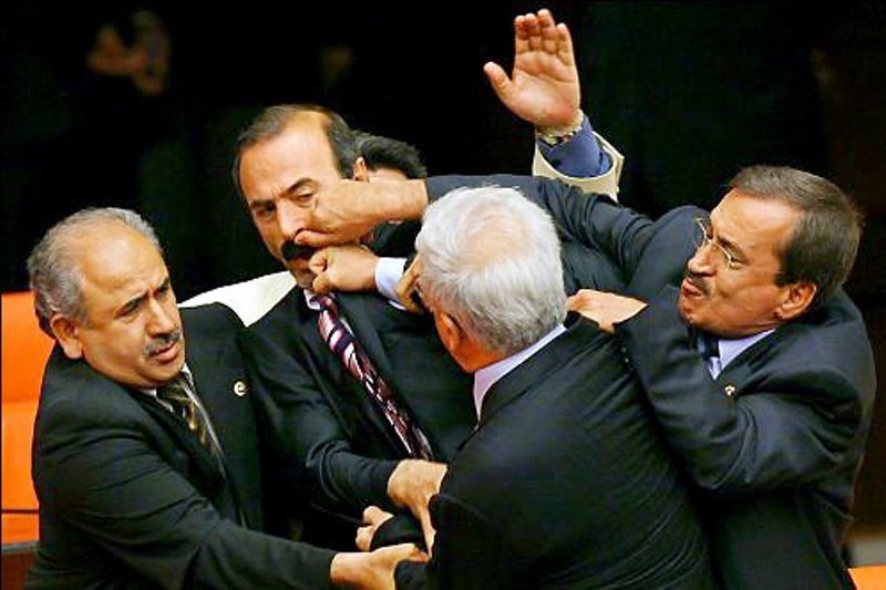 Eκλογές 2012: Το ξύλο βγήκε απ΄ τη... Βουλή (photos+videos)