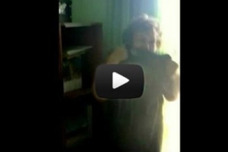 Έκανε ηλεκτροσόκ στη γιαγιά του για να μη ψηφίσει τα δύο μεγάλα κόμματα! (video)