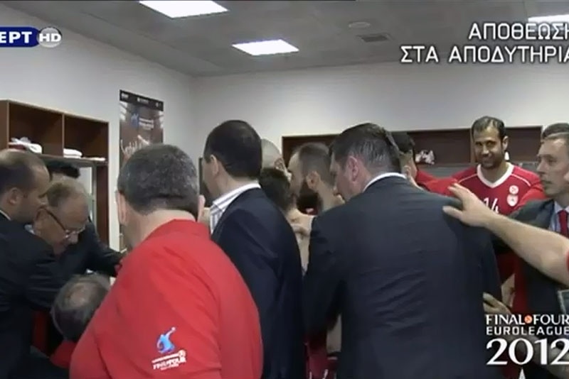 Αποθεώθηκε ο Κωνσταντίνος Αγγελόπουλος στα αποδυτήρια του Ολυμπιακού (video)