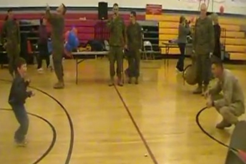 Είδε για πρώτη φορά τον ανάπηρο γιο του να περπατά!