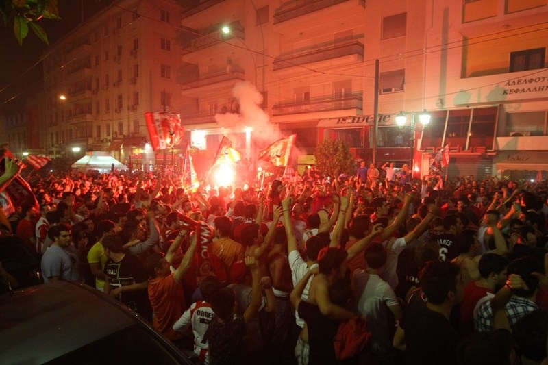 Φλέγεται ο Πειραιάς... (photos+videos)