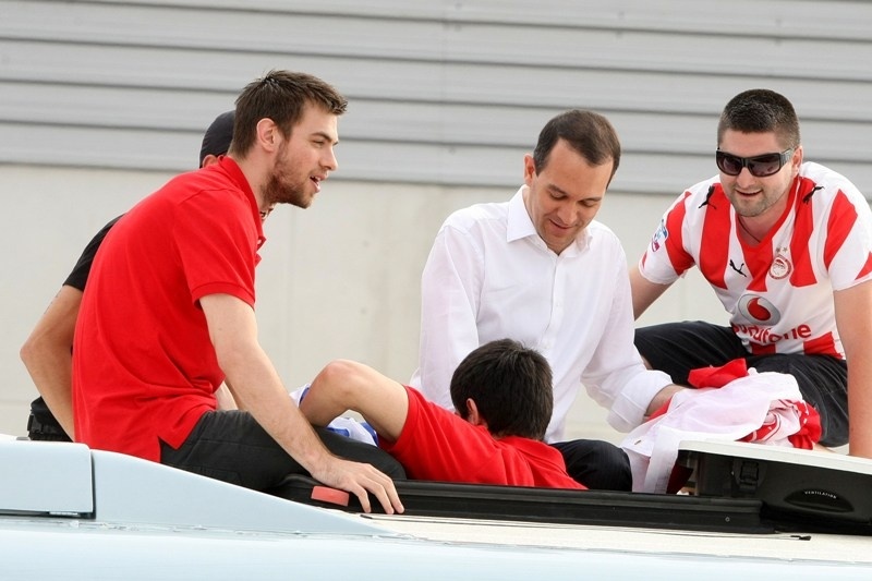 Άφιξη Ολυμπιακού: Ο Αγγελόπουλος στην οροφή του πούλμαν (video+photos)