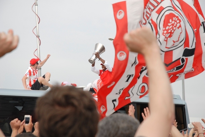 Άφιξη Ολυμπιακού: Η… αναρρίχηση των φιλάθλων στο πούλμαν (video)