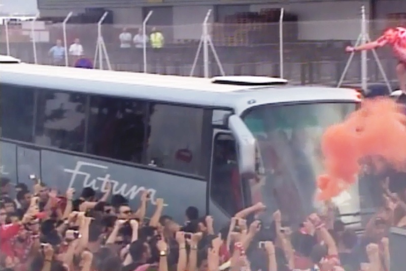 Άφιξη Ολυμπιακού: Έχουν περικυκλώσει το πούλμαν φίλαθλοι